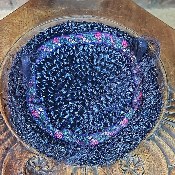 Vintage 1940's or 50's straw, beaded and veiled ladies hat. - Picture 7 of 8